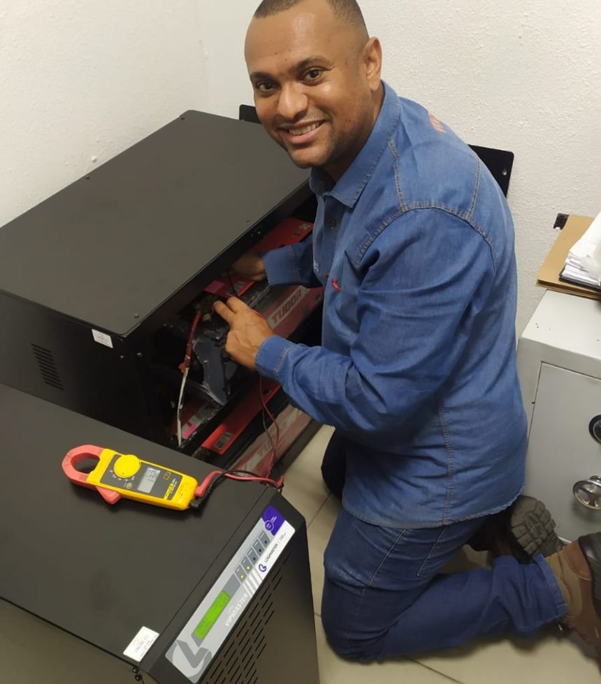 Técnico trabalhando com nobreak Técnico trabalhando com nobreak